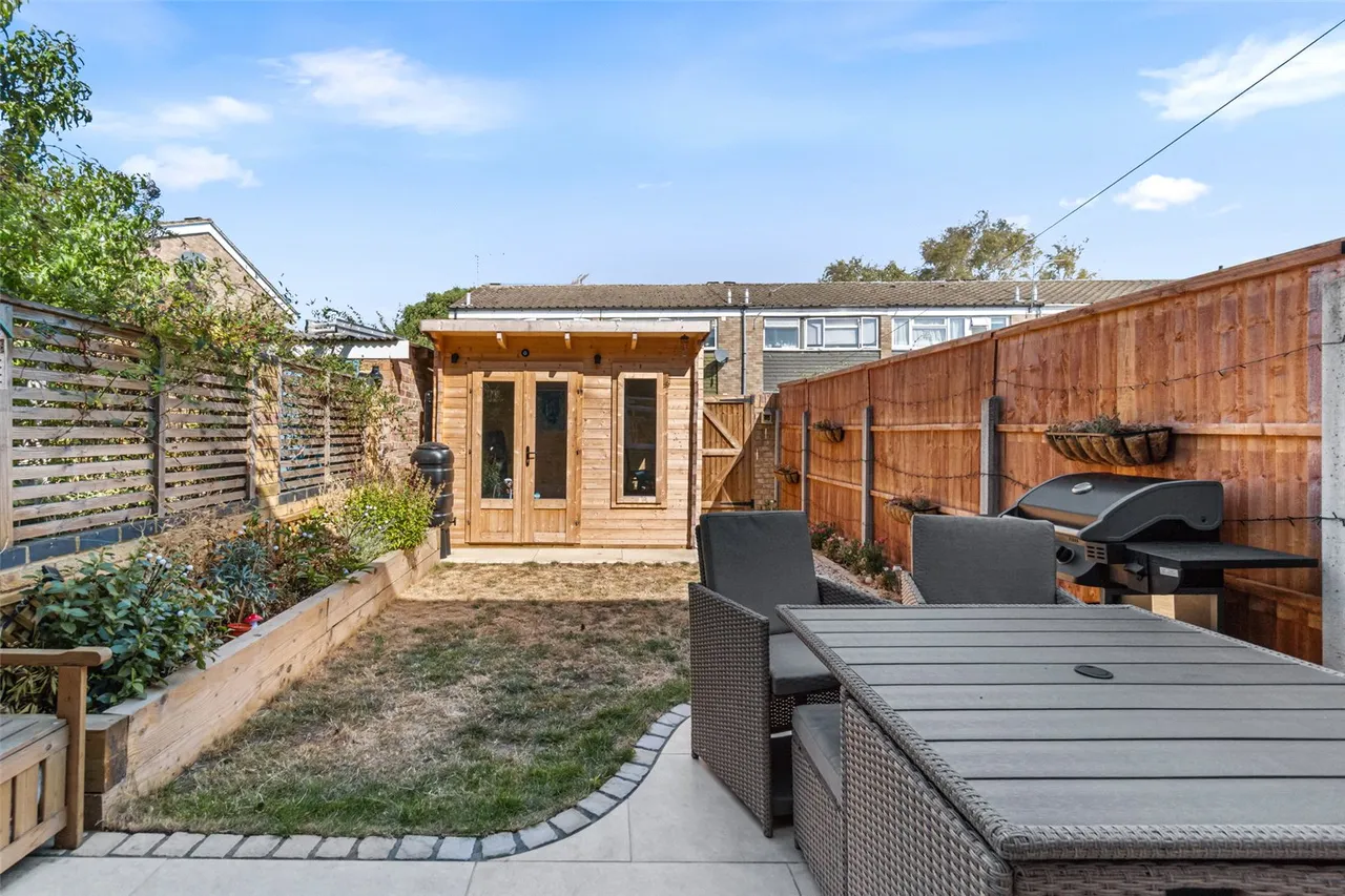 Peregrine Road, Sunbury, TW16 6JL, photo 2