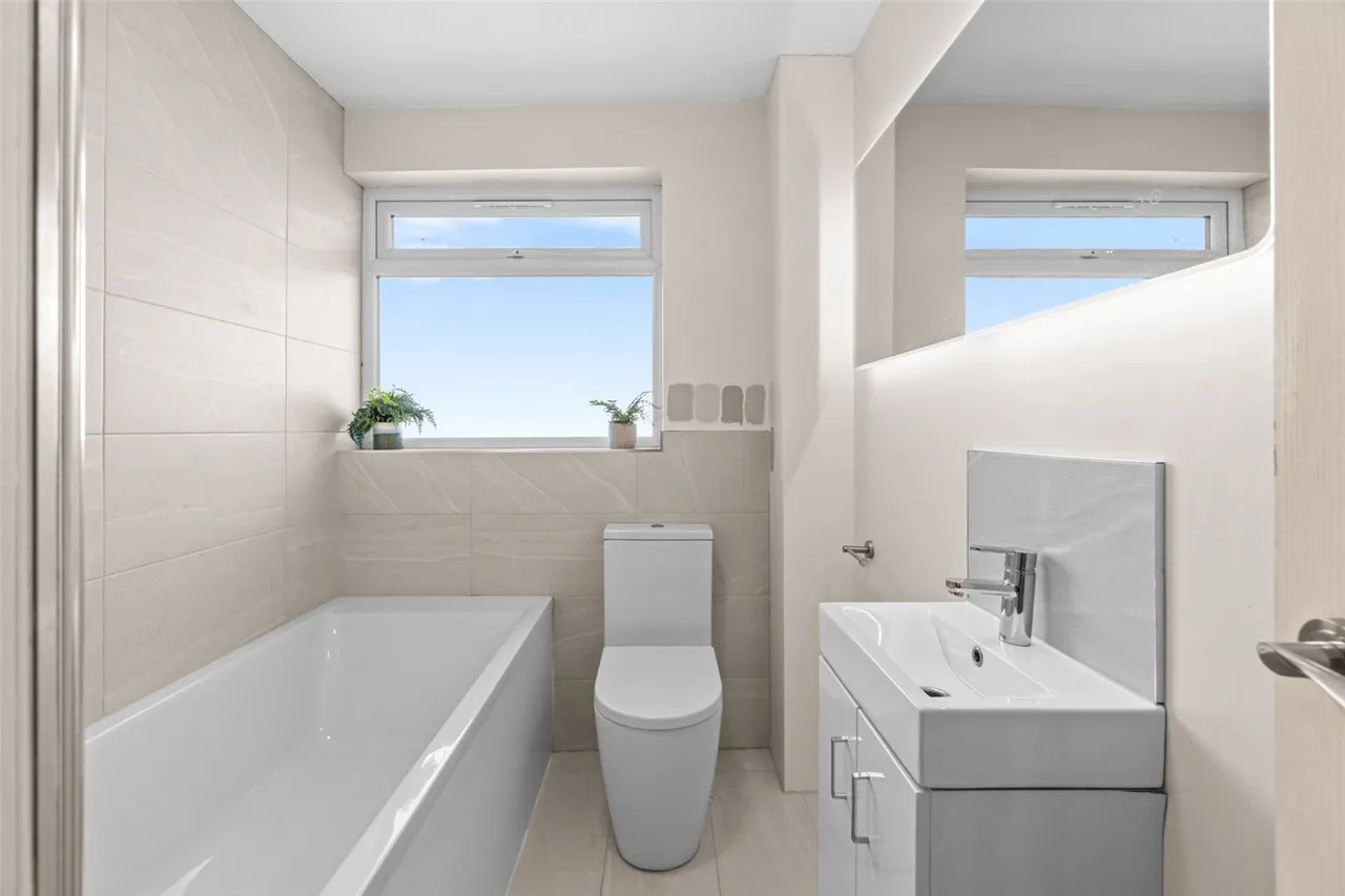 Peregrine Road, Sunbury, TW16 6JL, photo 7