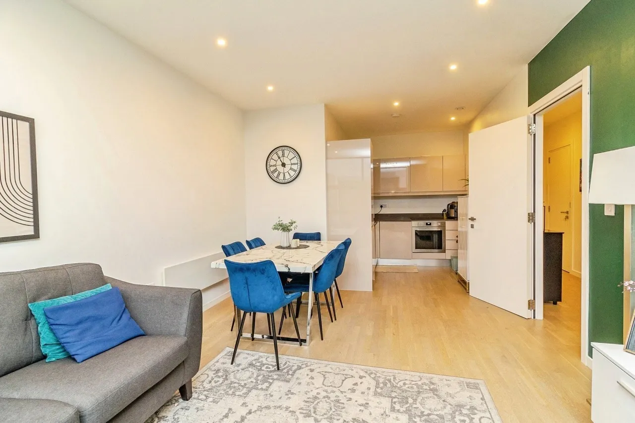 Silbury Boulevard, Milton Keynes, Buckinghamshire, MK9, photo 3