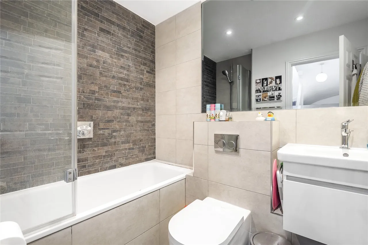 Harvey Drive, Hampton, TW12 2FB, photo 8