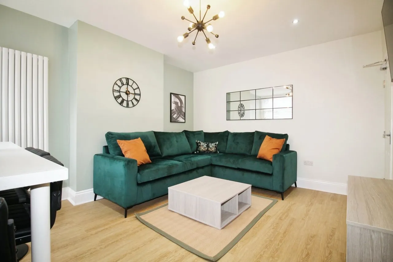 6 bed house to rent, Cardigan Road, Hyde Park, LS6