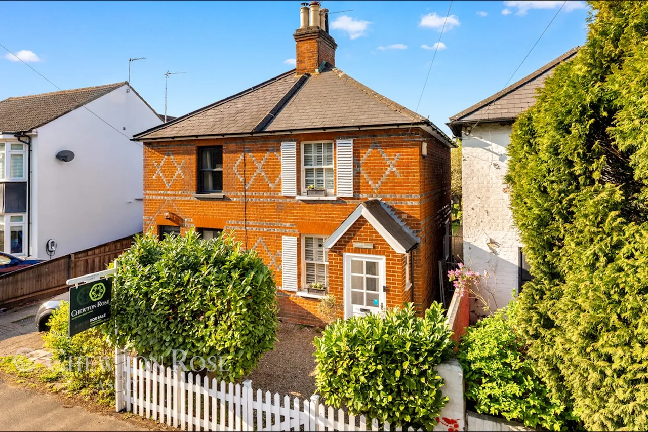 2 bed house for sale, London Road, Ascot