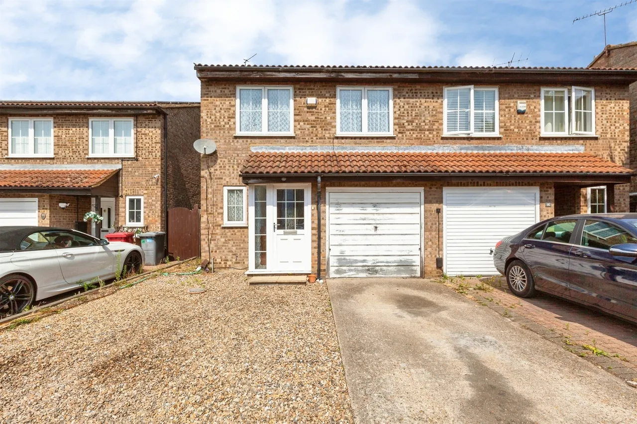 4 bed house for sale — Sandringham Court, SLOUGH