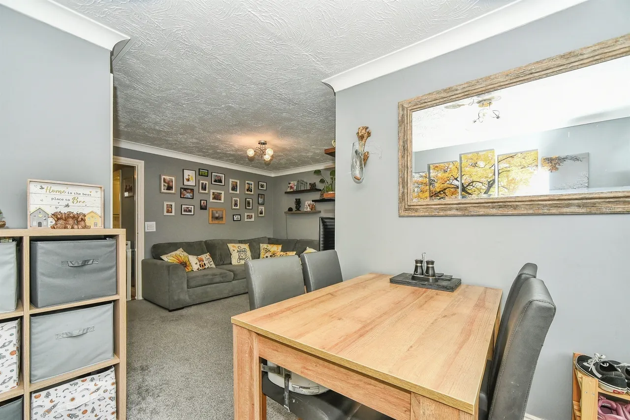 Honeysuckle Close, CALNE, photo 6