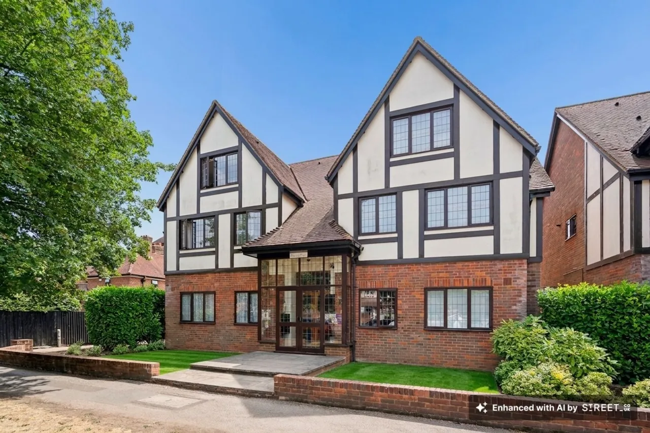 2 bed flat for sale — Warwick Road, Seymour Place, HP9