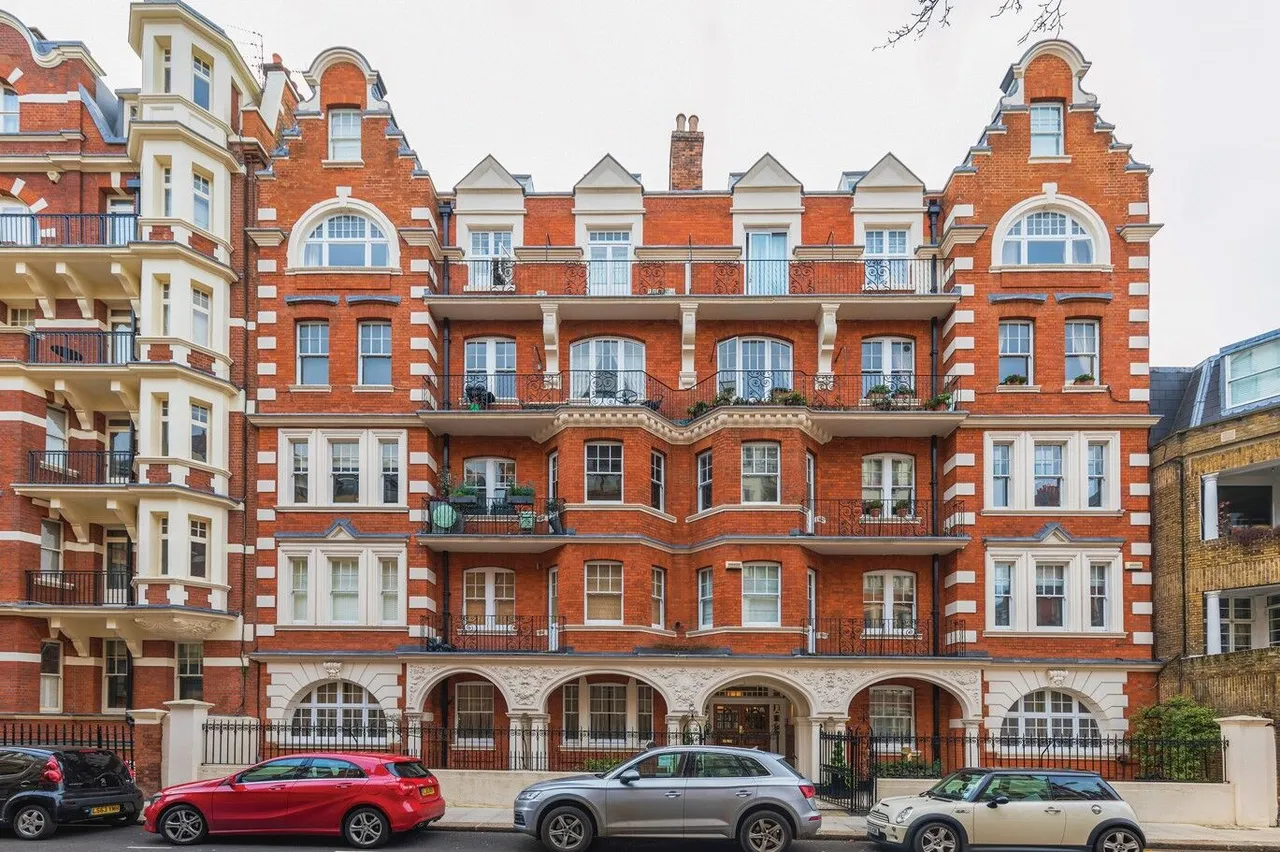 3 bed flat to rent — 15 Priory Mansions, 90 Drayton Gardens, London