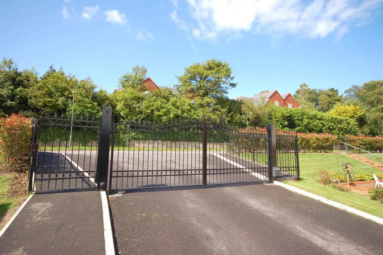St Monicas Road, Kingswood, KT20, photo 10