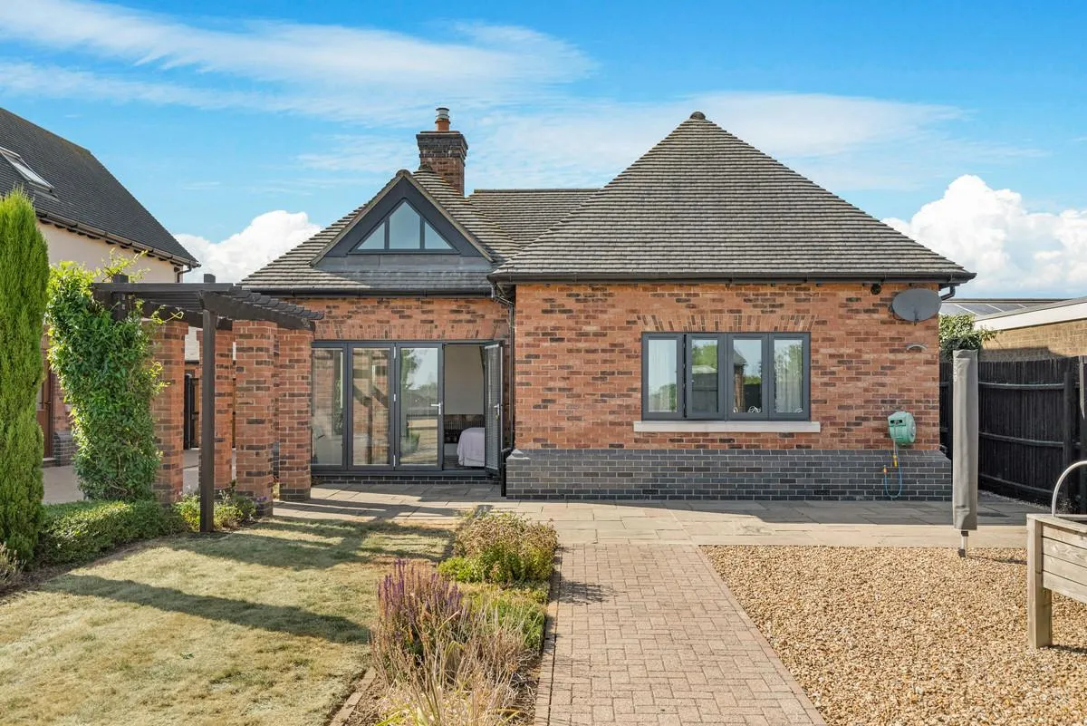 Avenue Road, Rushden, NN10, photo 46