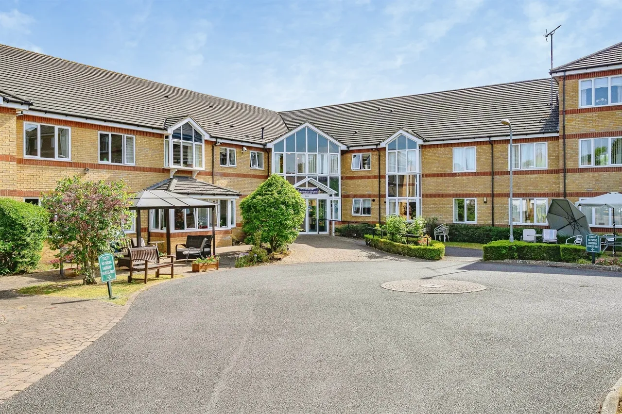 2 bed flat for sale — Hancock Drive, Luton