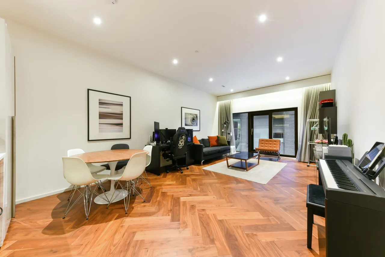 2 bed flat for sale, Embassy Gardens, Nine Elms, SW11