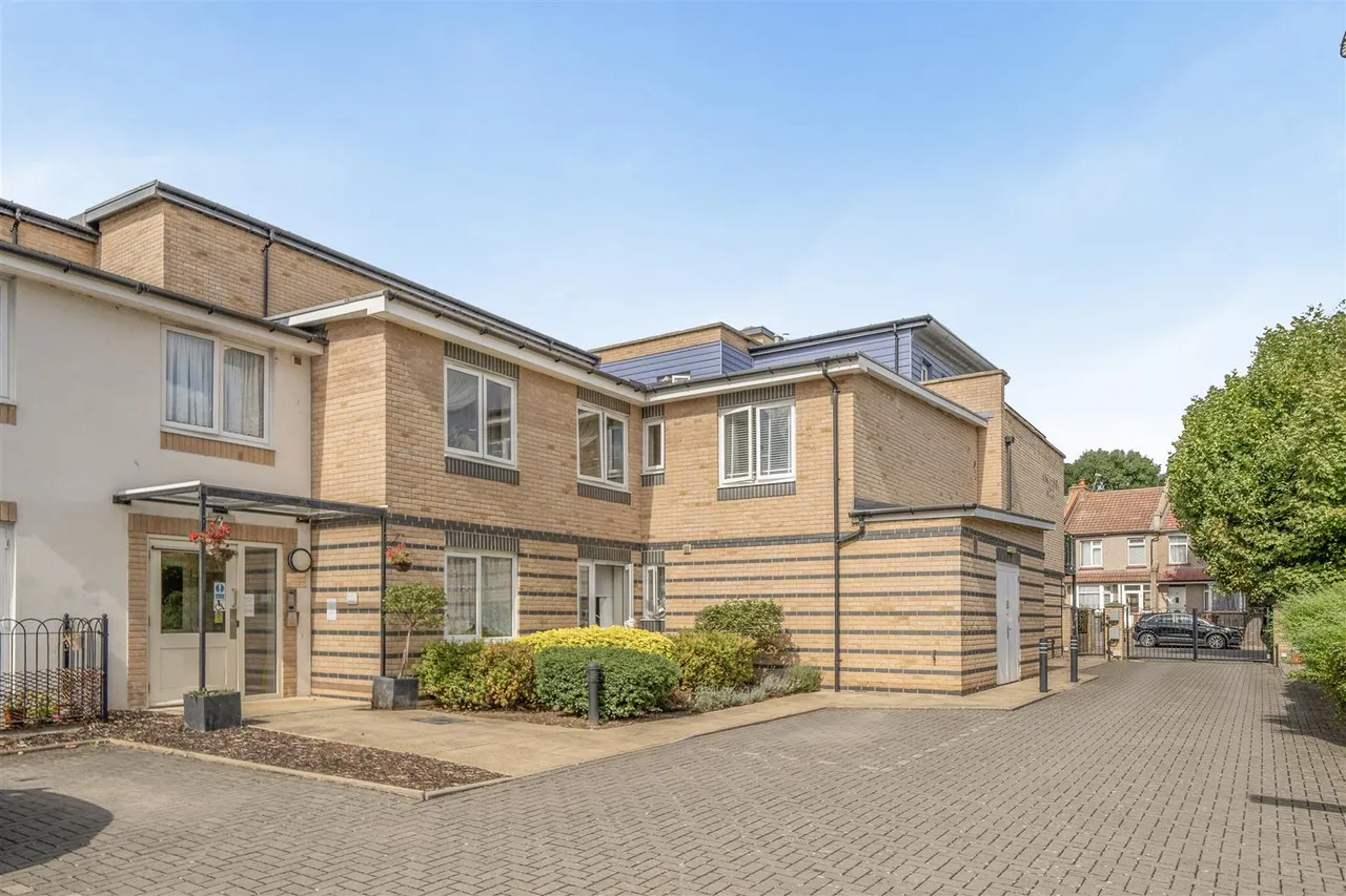 Hall Lane, Chingford, E4, photo 17