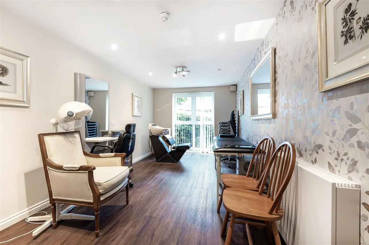 Hall Lane, Chingford, E4, photo 14