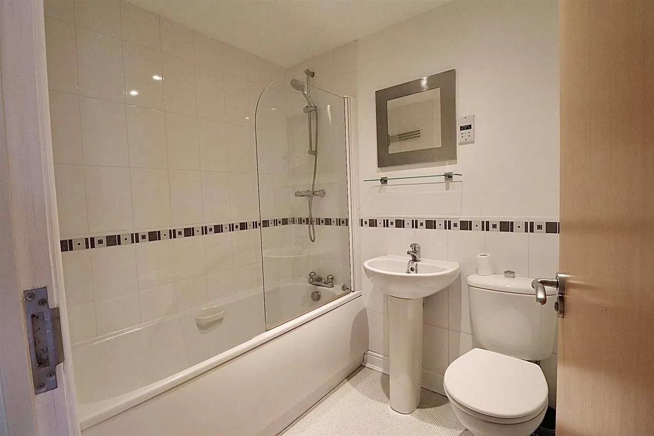 St. Crispin Crescent, Northampton, photo 8