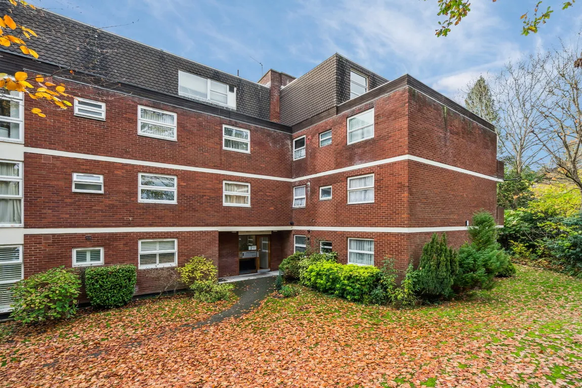 3 bed flat for sale, The Chequers, Pinner, HA5