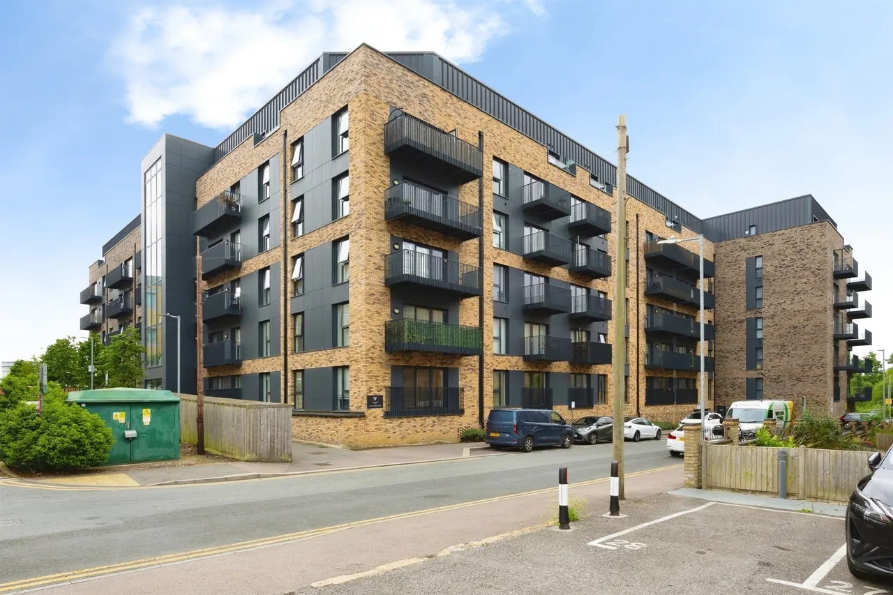 2 bed flat for sale — George Street, Ashford