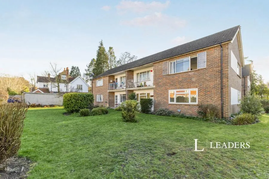 2 bed flat to rent, Heath Road, Weybridge, KT13