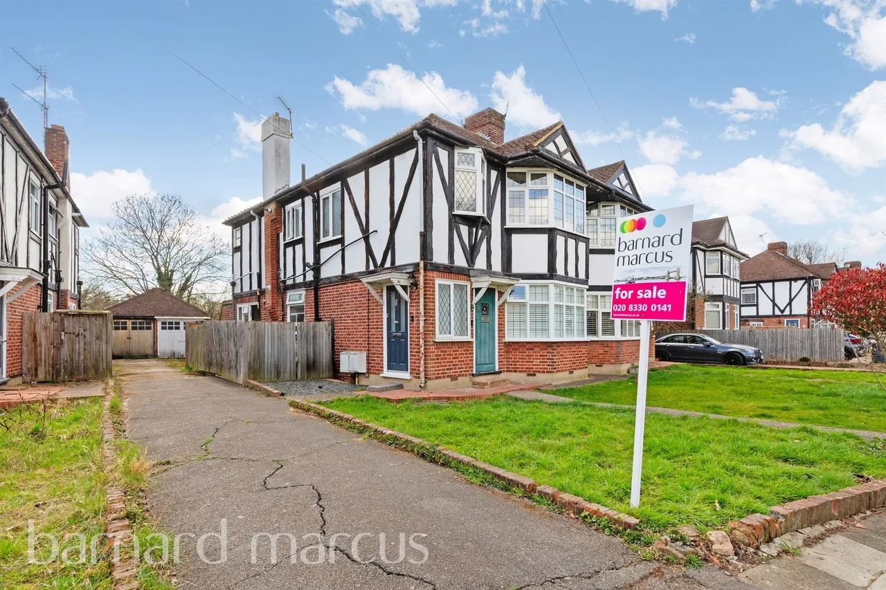 2 bed flat for sale — Aboyne Drive, London
