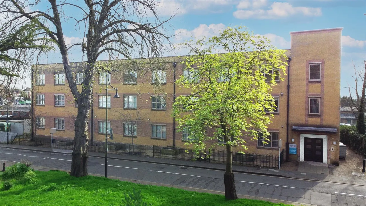 flat to rent — Charteris Road, Woodford Green