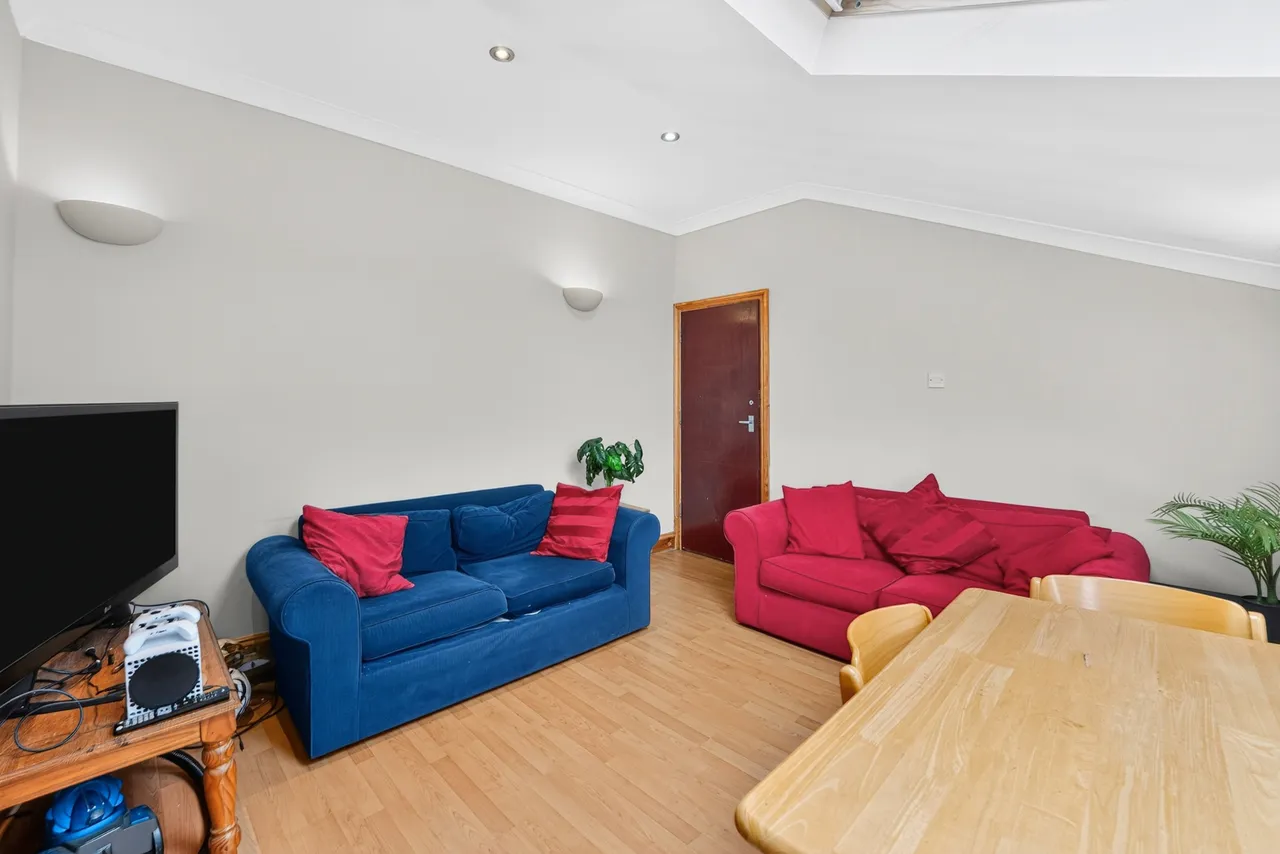 2 bed flat to rent, Tooting Bec Road, London, SW17