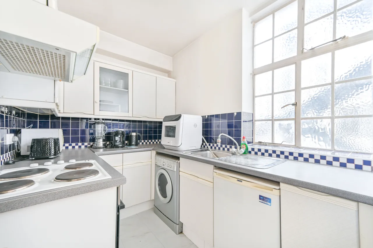 104 Peters Court, Porchester Road, London, photo 4