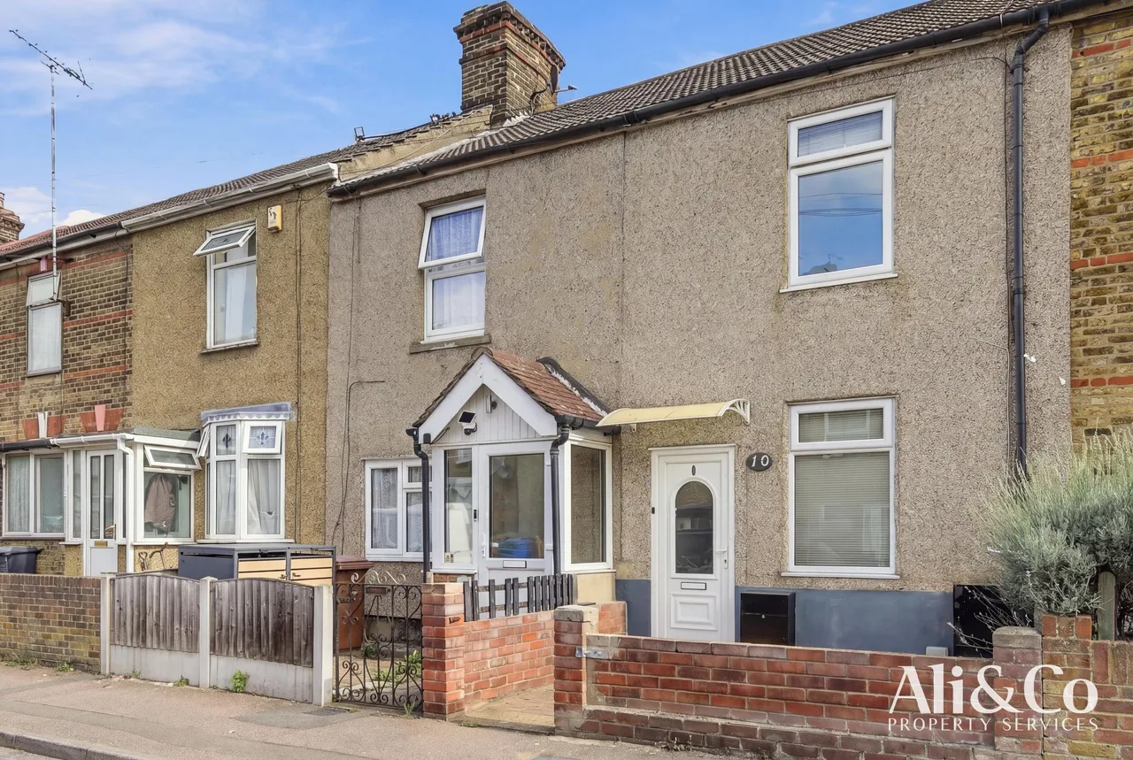 3 bed house for sale, Richmond Road, Grays, RM17