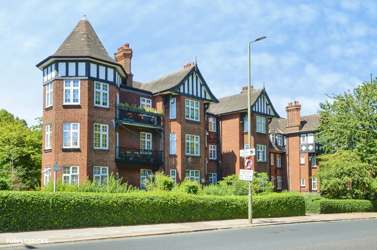 2 bed flat for sale, Finchley Road, London, NW2