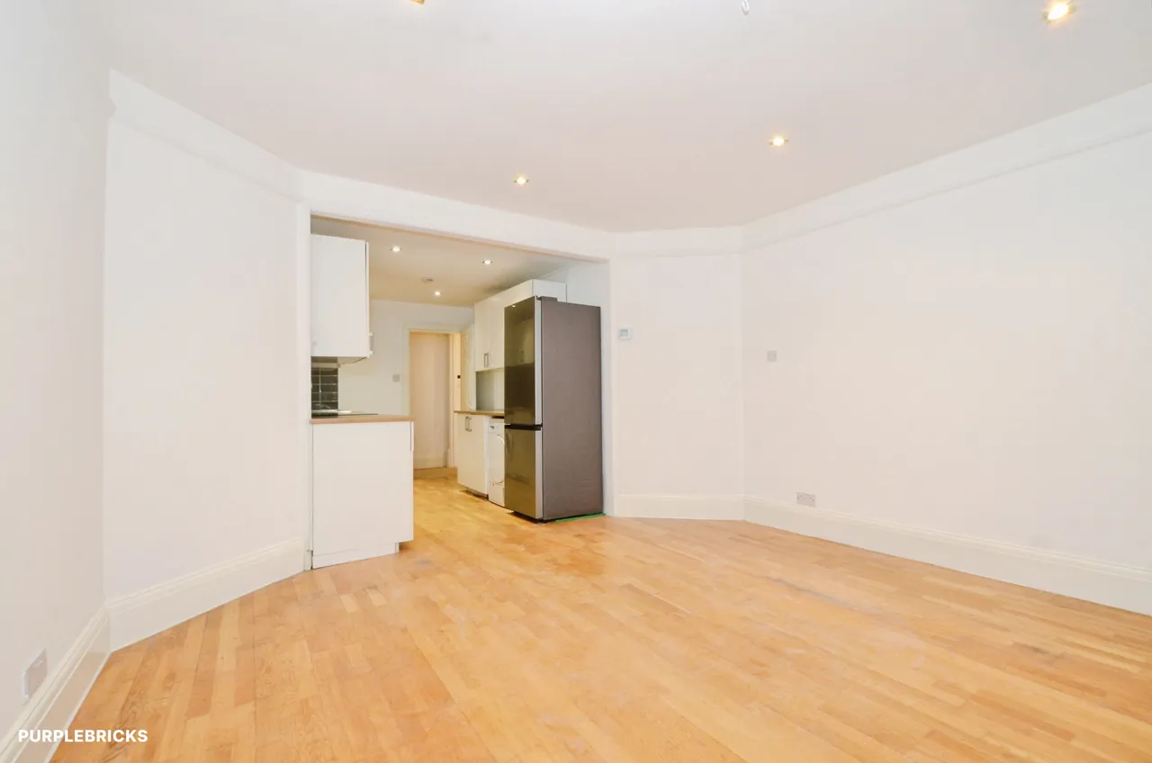 Finchley Road, London, NW2, photo 4
