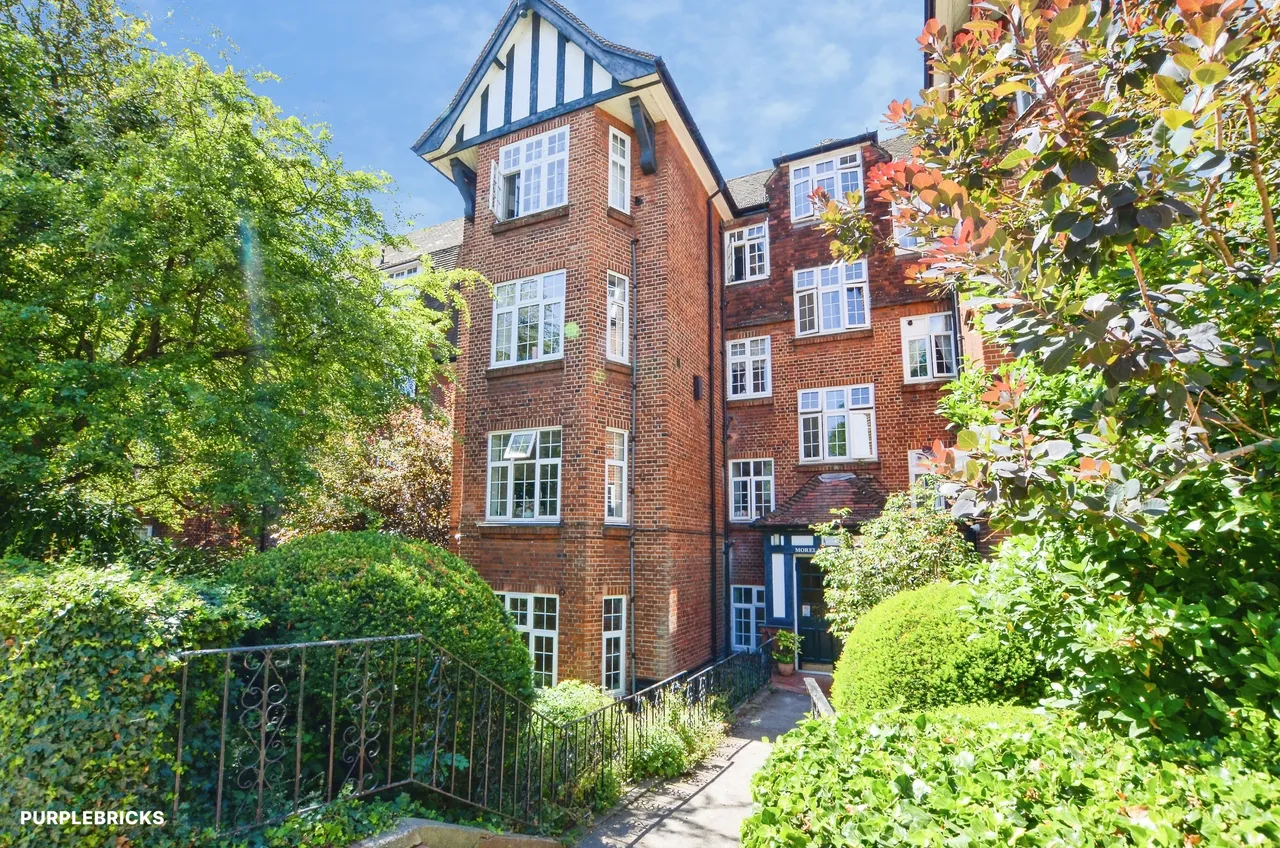 Finchley Road, London, NW2, photo 3