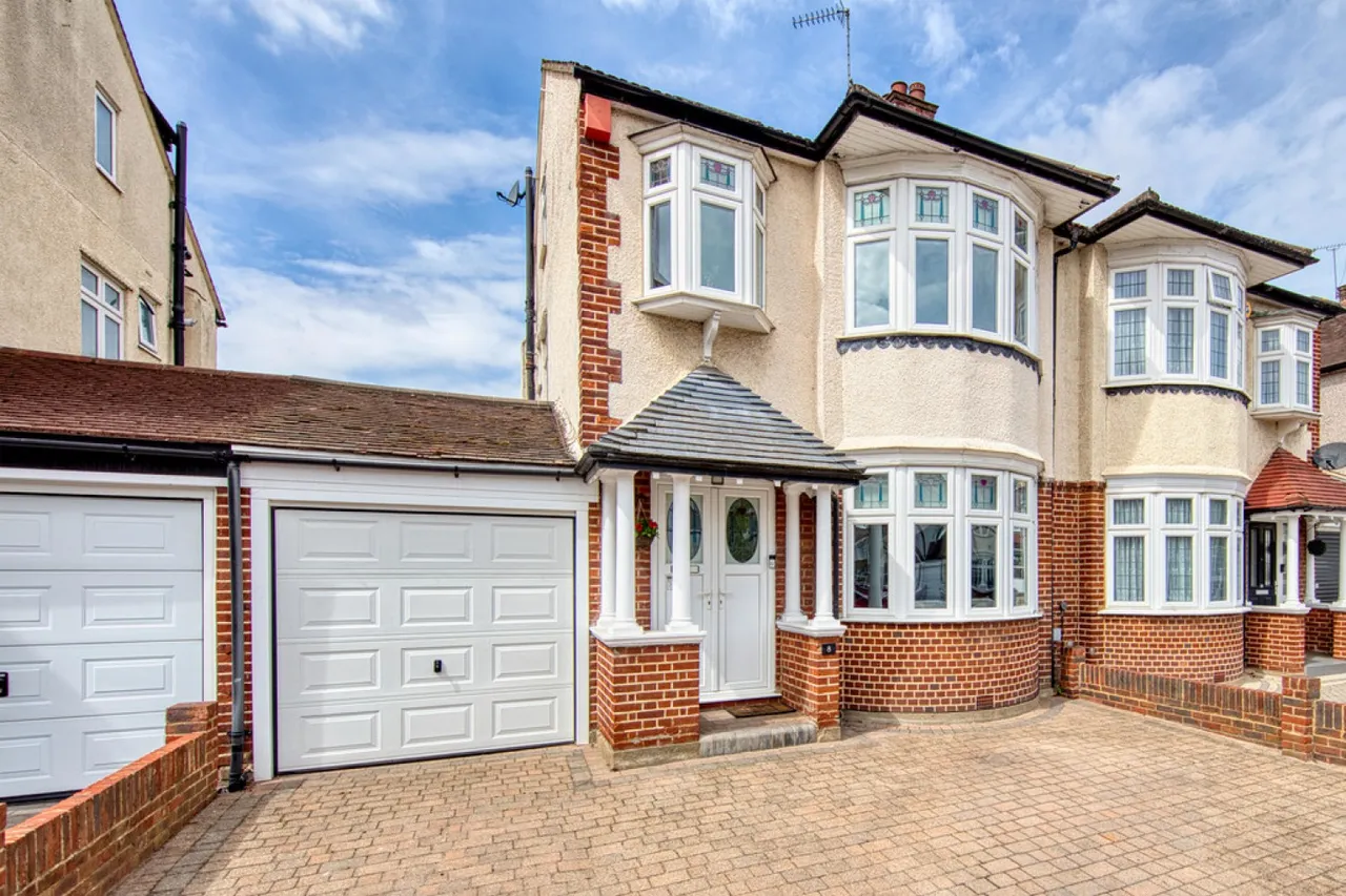 Cadogan Gardens, South Woodford, E18, photo 30