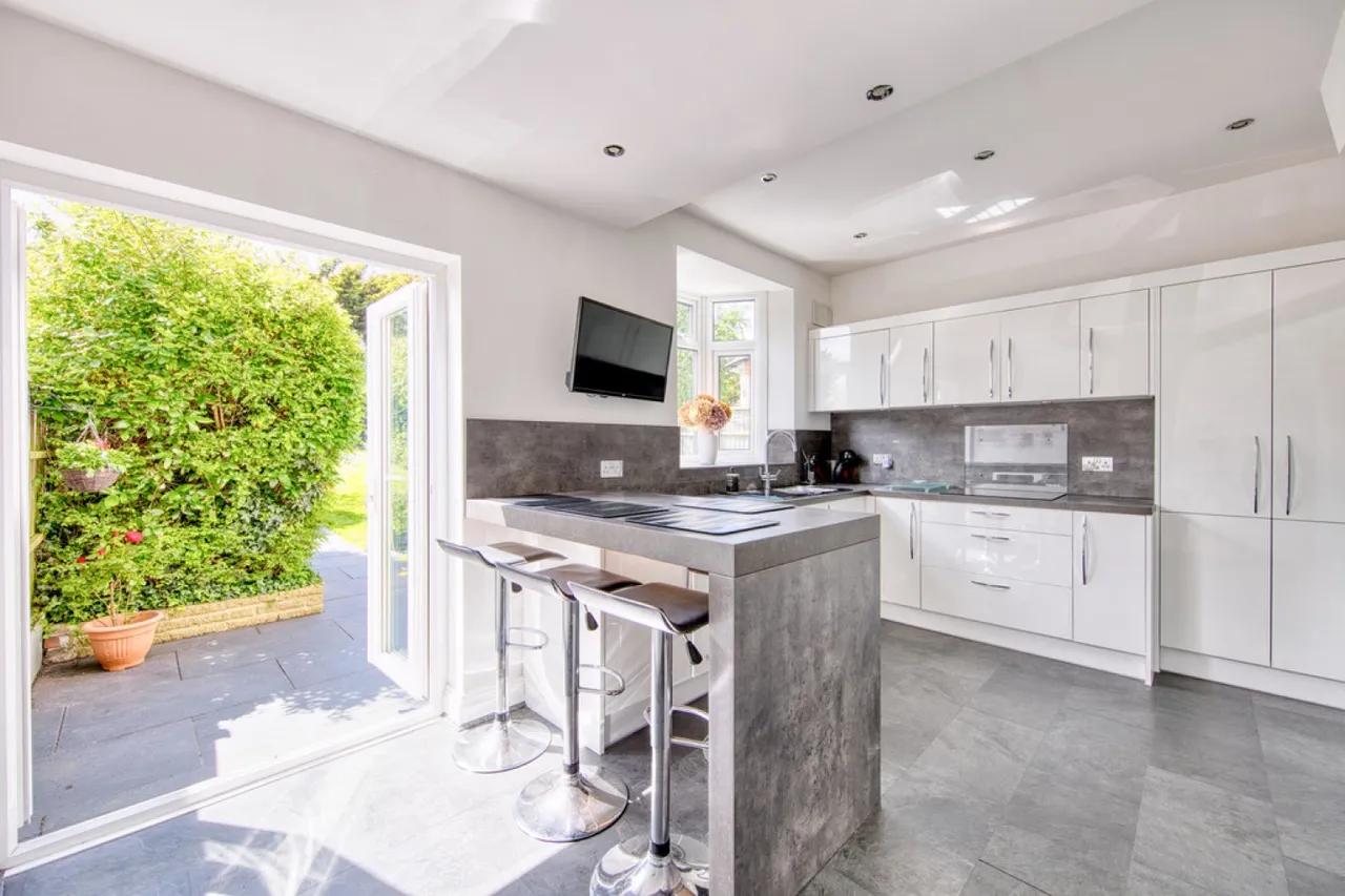 Cadogan Gardens, South Woodford, E18, photo 4