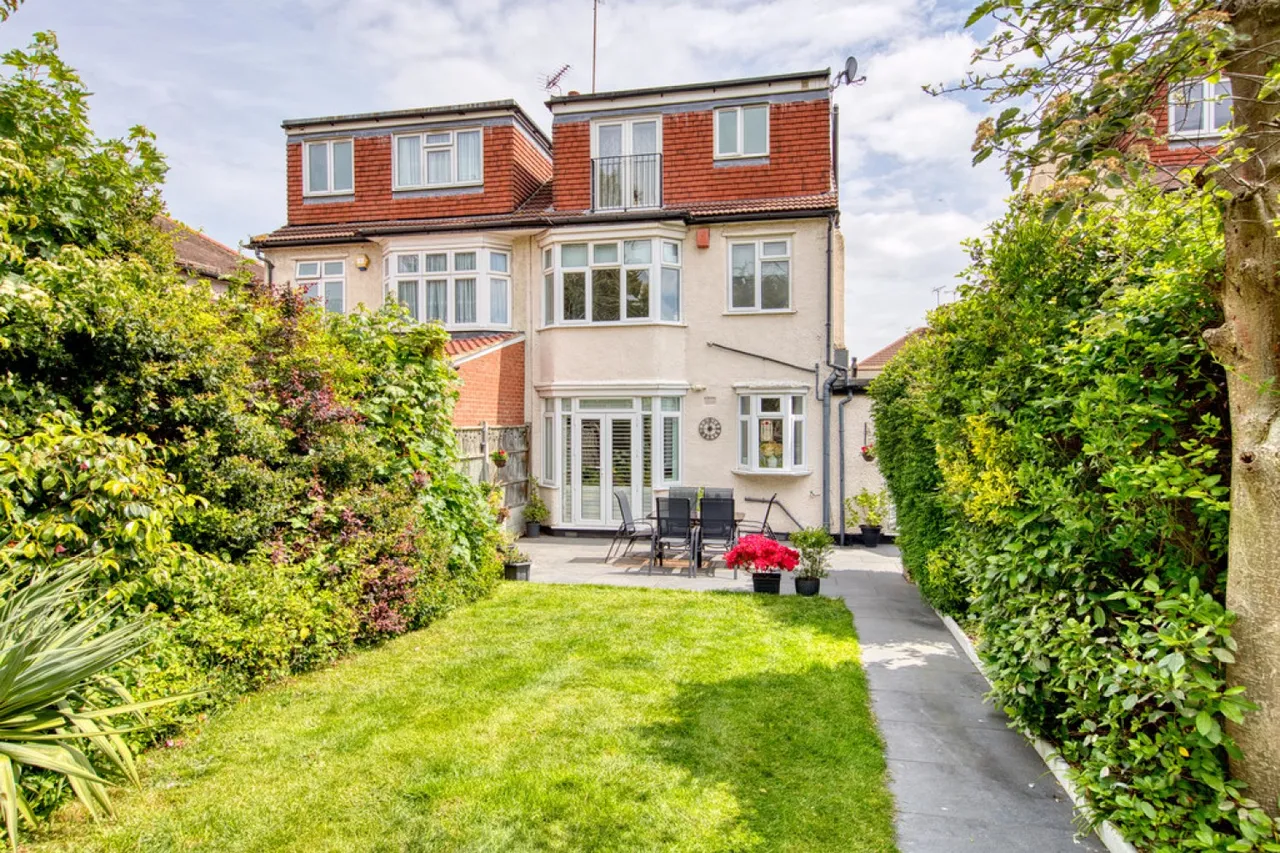 Cadogan Gardens, South Woodford, E18, photo 9