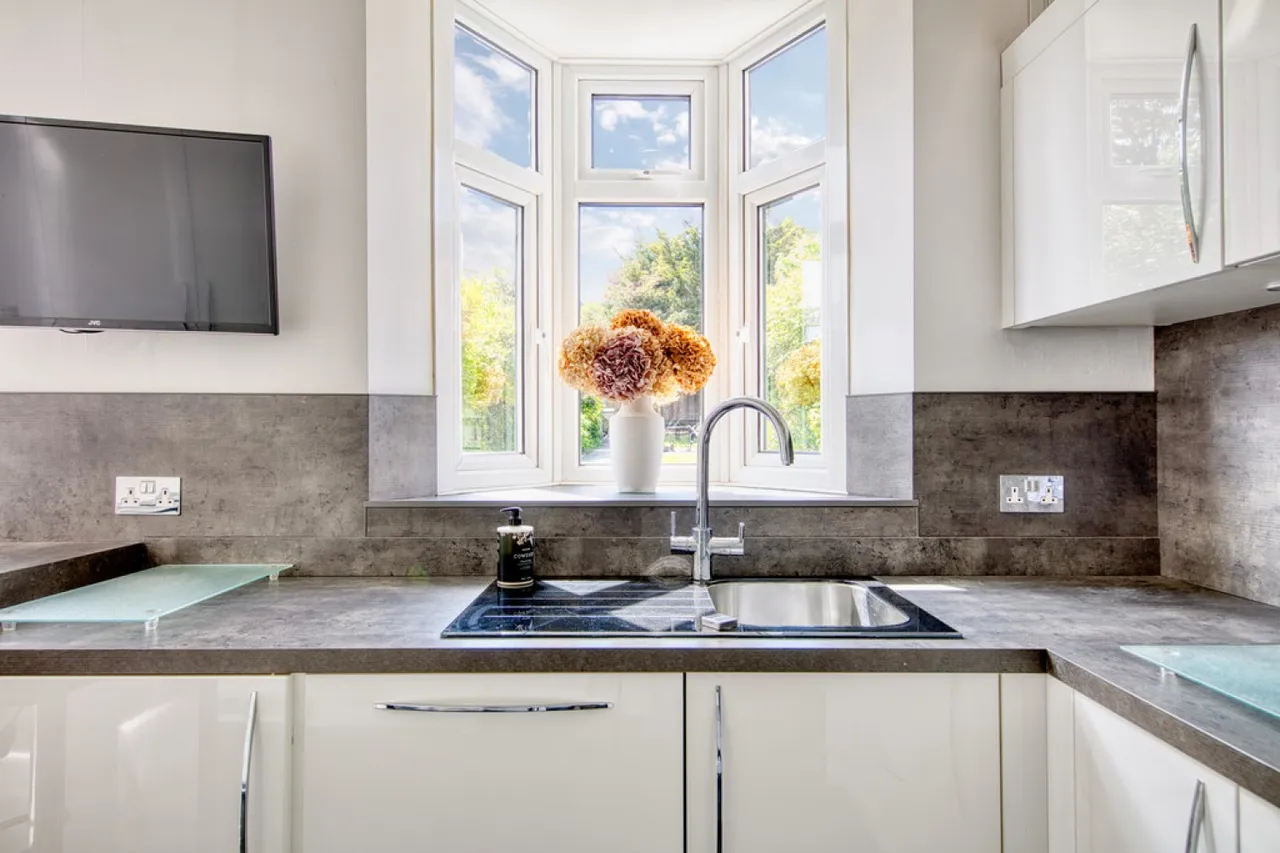 Cadogan Gardens, South Woodford, E18, photo 13