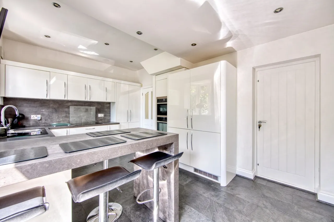 Cadogan Gardens, South Woodford, E18, photo 12