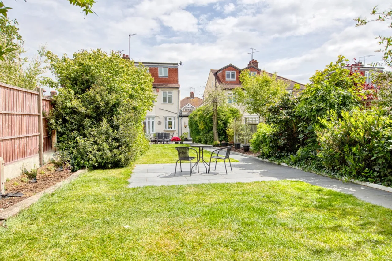 Cadogan Gardens, South Woodford, E18, photo 2