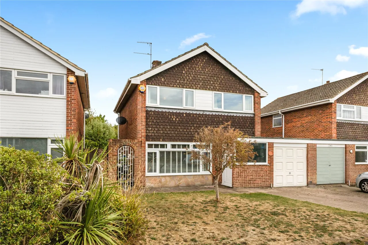 3 bed house for sale, Gosden Road, West End, GU24