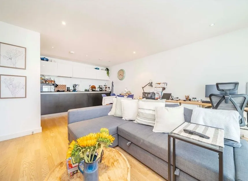 Pump House Crescent, Brentford, TW8, photo 3