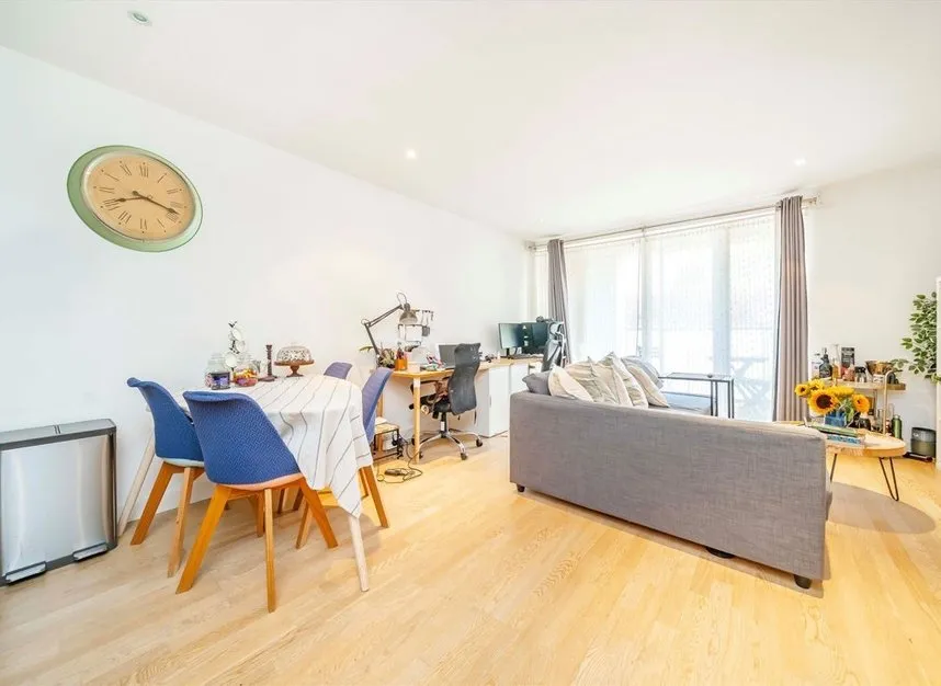 Pump House Crescent, Brentford, TW8, photo 2