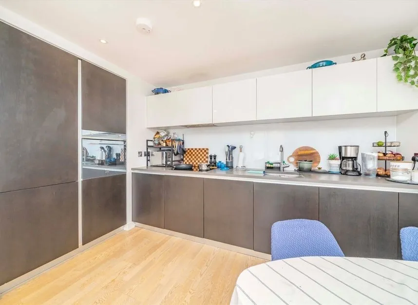 Pump House Crescent, Brentford, TW8, photo 4