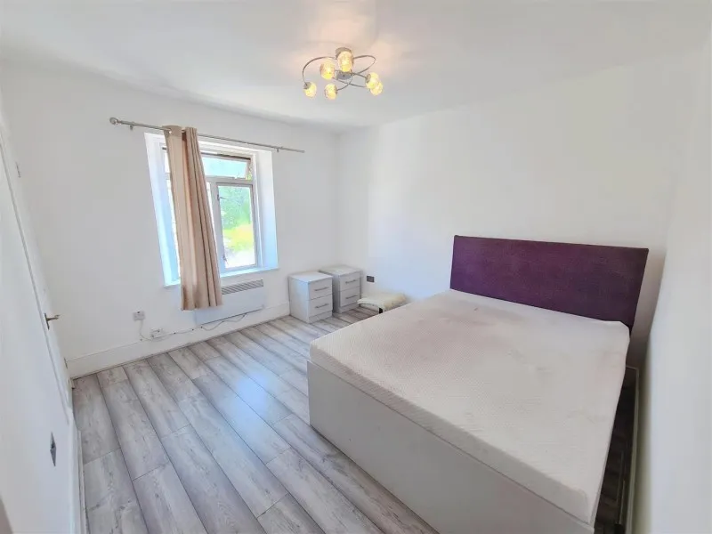 Bear Road, Feltham, photo 3
