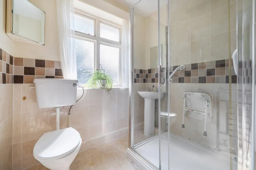 Penton Hall Drive, Staines-Upon-Thames, TW18, photo 10