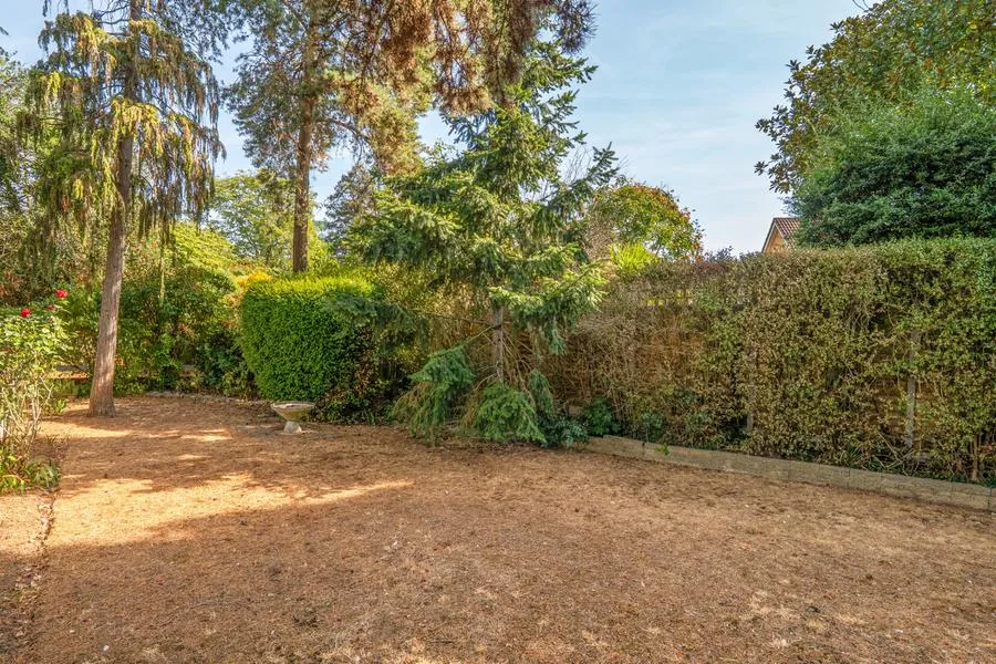 Penton Hall Drive, Staines-Upon-Thames, TW18, photo 13