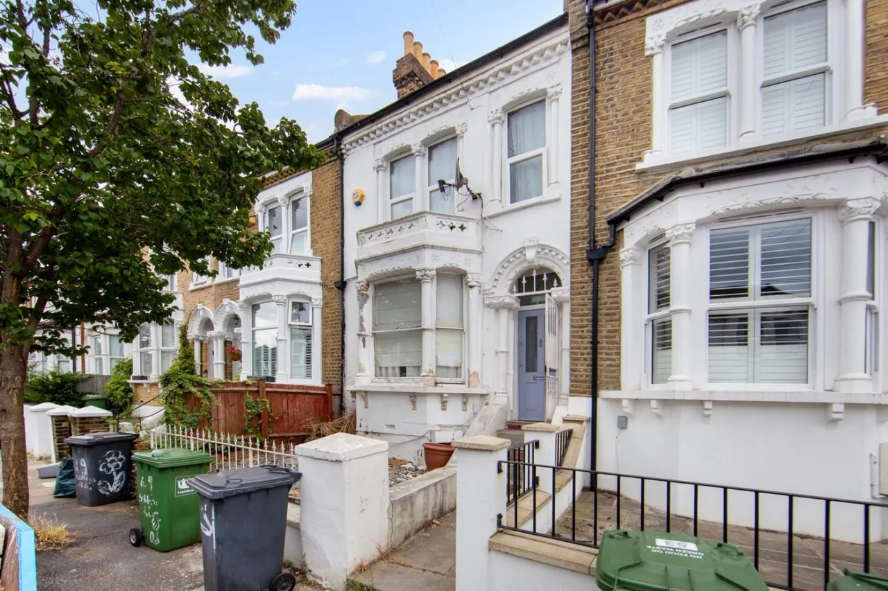 3 bed house for sale — Siddons Road, London