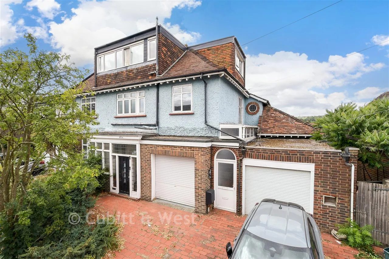 2 bed flat for sale, Ladbroke Road, Redhill, RH1