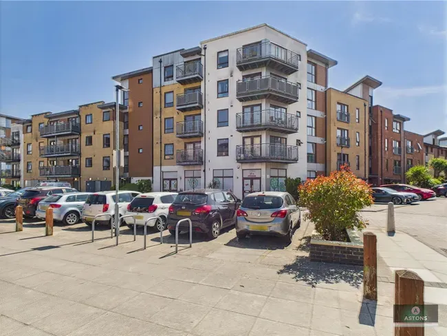 1 bed flat for sale — Commonwealth Drive, Three Bridges