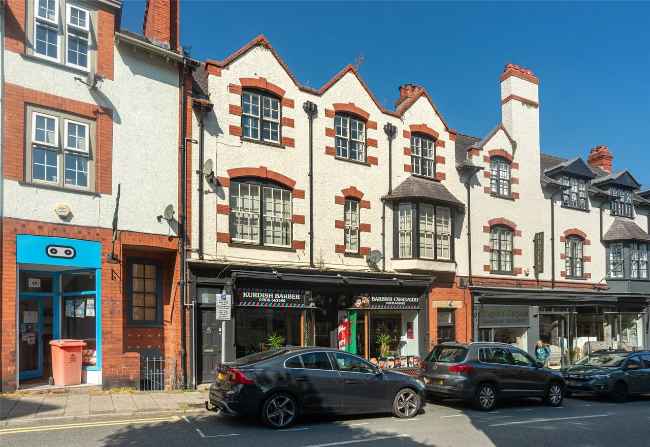 2 bed flat for sale, Station Road, Llanfairfechan