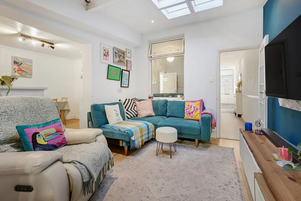 Eastbourne Road, Brentford, TW8, photo 2