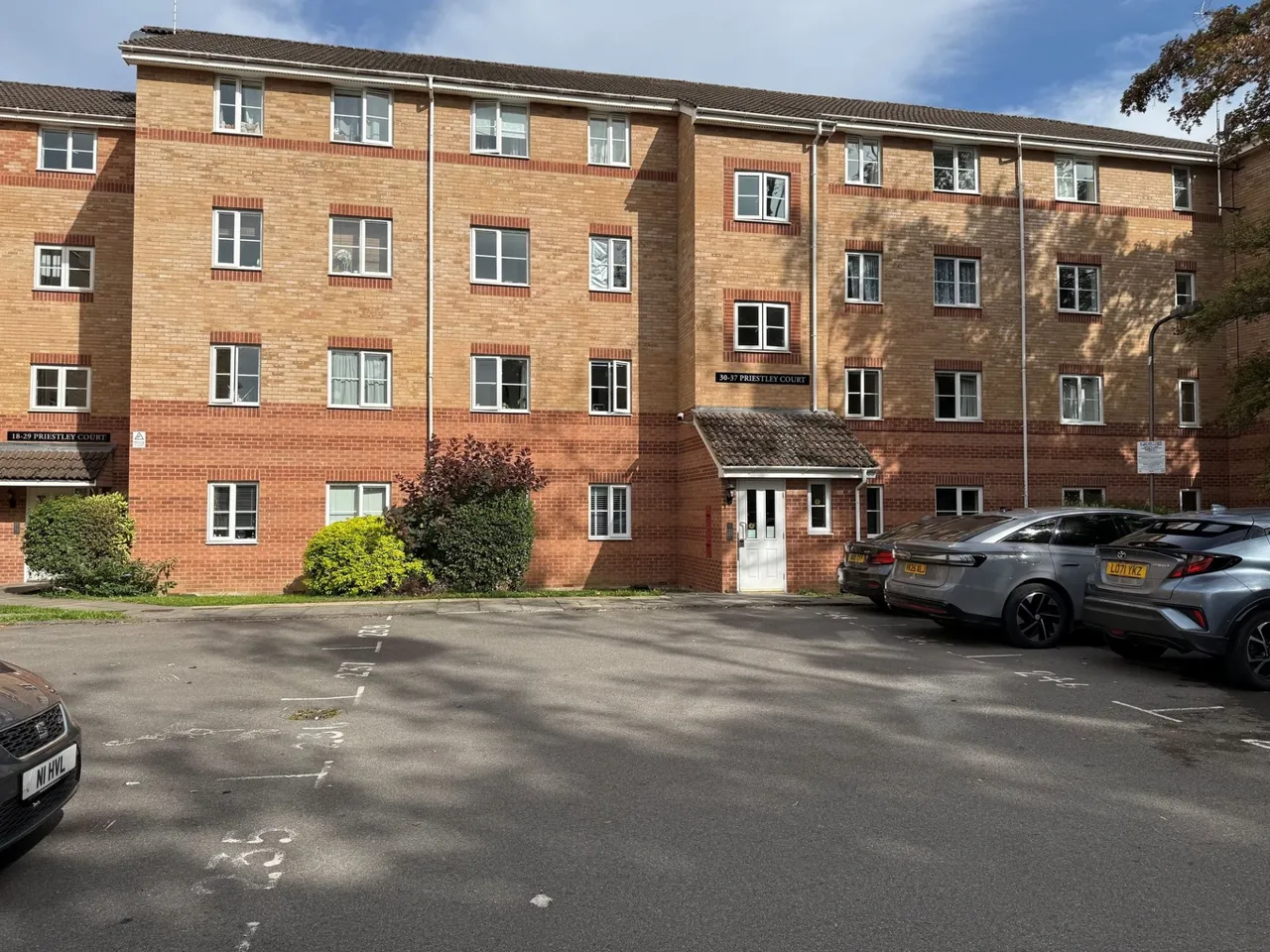 2 bed flat for sale, Priestley Court, Princes Gate, HP13