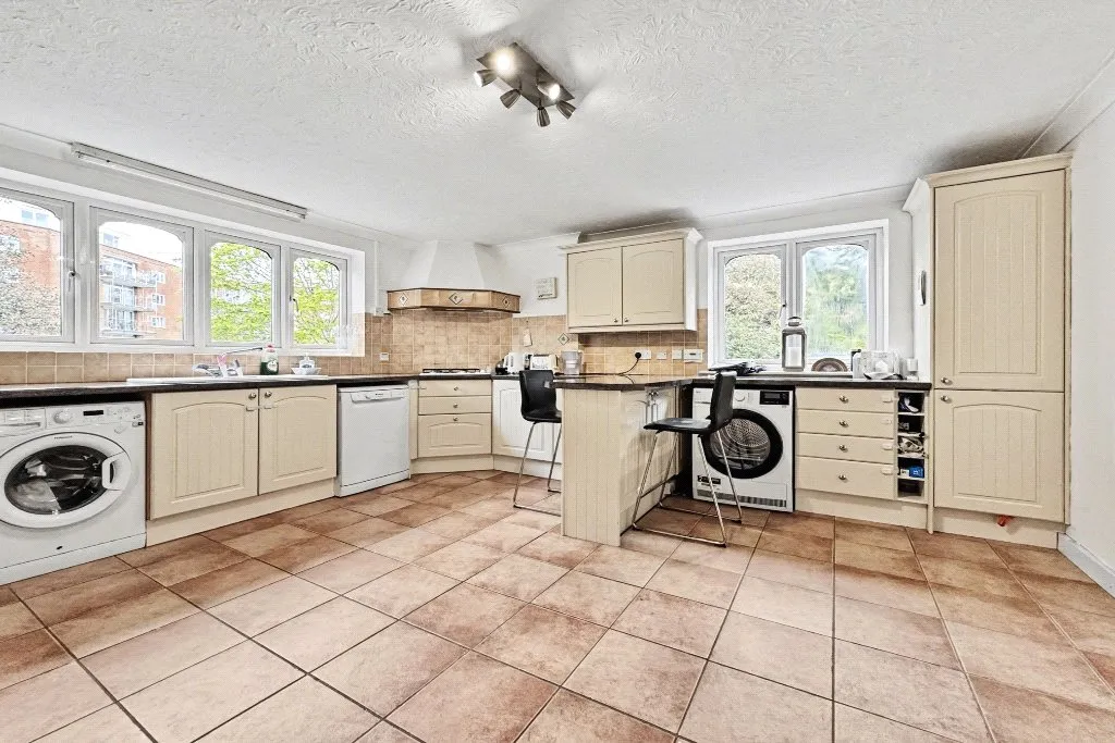 3 bed flat for sale — West Cliff Road, Bournemouth, Dorset, BH4