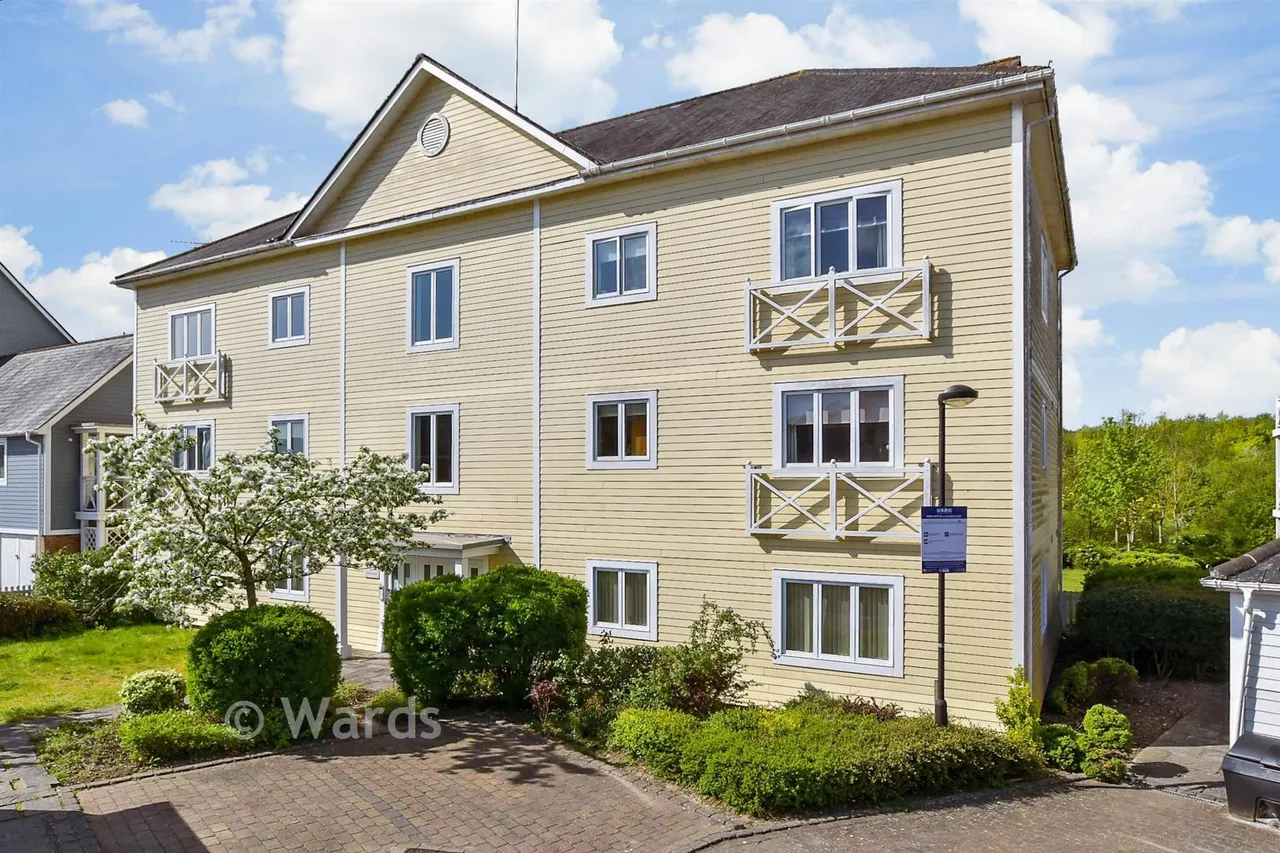 2 bed flat for sale, Alisander Close, Holborough Lakes, ME6