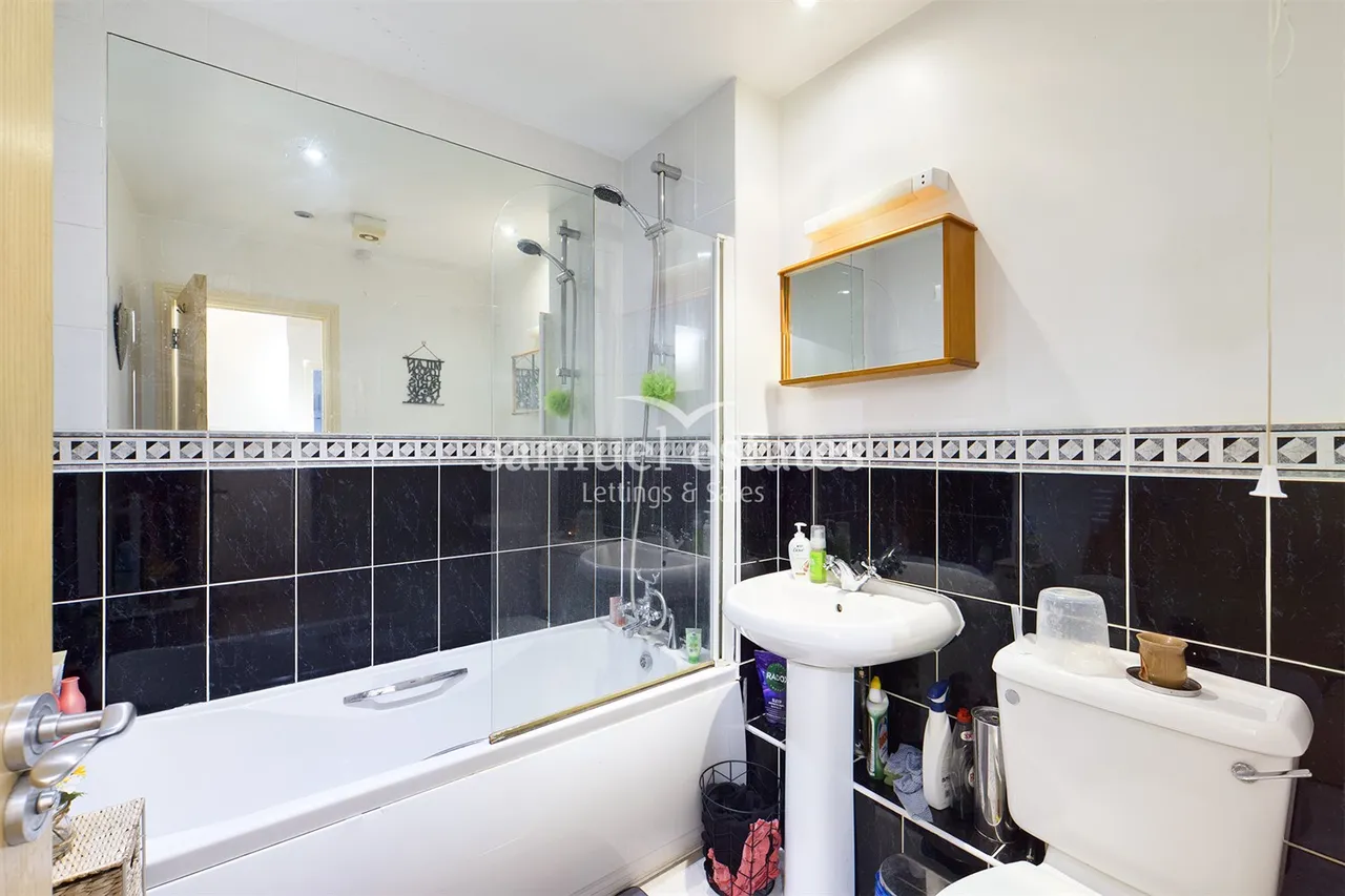 Colliers Wood, London, SW19 1UL, photo 8
